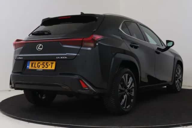 Lexus UX (2026) thumbnail 2
