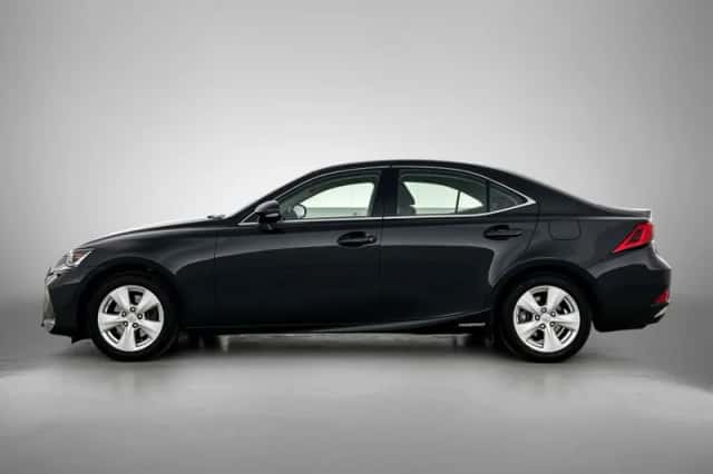 Lexus IS (2020) thumbnail 3