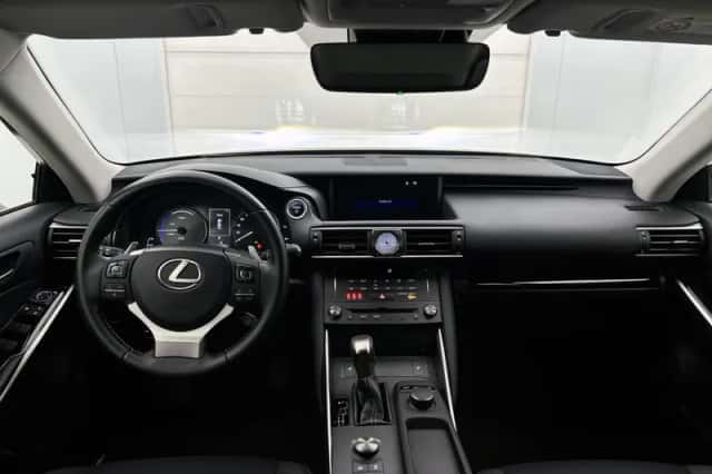 Lexus IS (2020) thumbnail 4