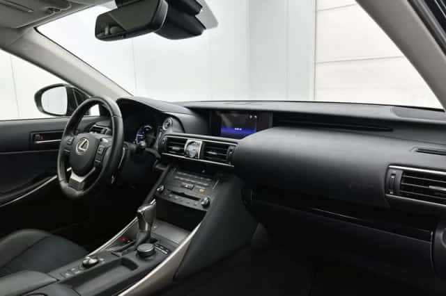 Lexus IS (2020) thumbnail 6