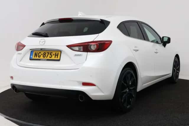 Mazda 3 (2017) thumbnail 2