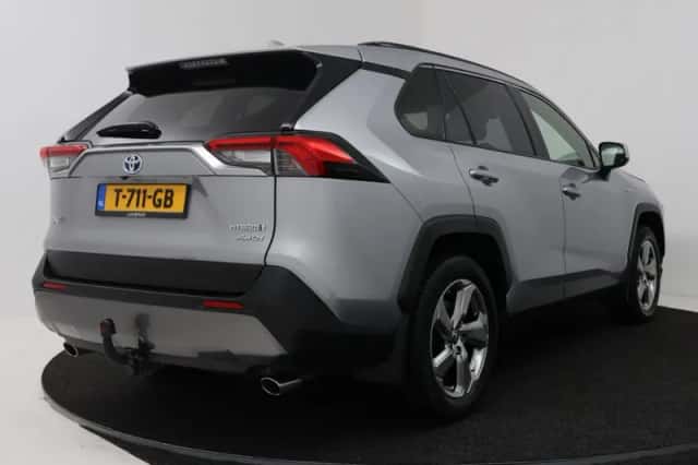 Toyota RAV4 (2021) thumbnail 2