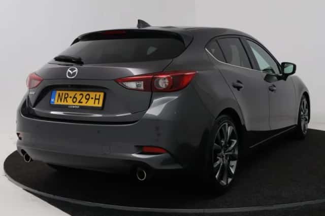 Mazda 3 (2017) thumbnail 2