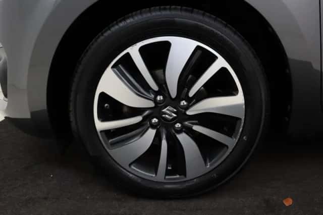 Suzuki Swift (2018) thumbnail 5