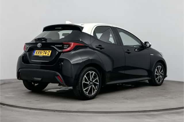 Toyota Yaris (2021) thumbnail 2