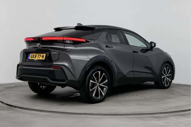 Toyota C-HR (2024) thumbnail 2
