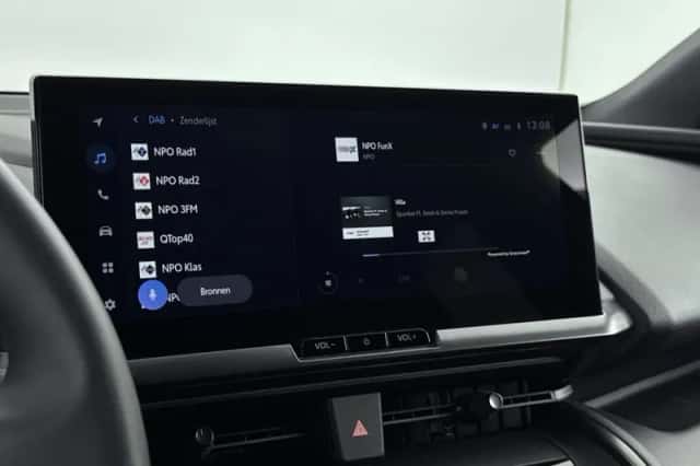 Toyota C-HR (2024) thumbnail 6