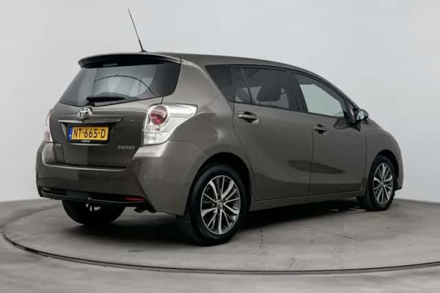 Toyota Verso (2017) thumbnail 2