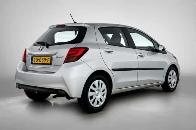 Toyota Yaris (2016) thumbnail 2