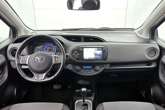 Toyota Yaris (2016) thumbnail 3