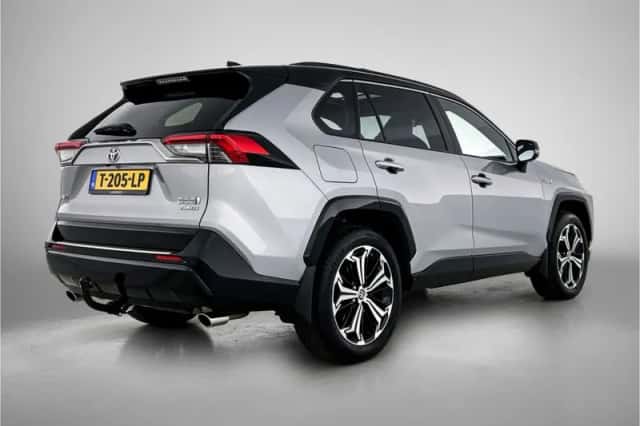 Toyota RAV4 (2021) thumbnail 2