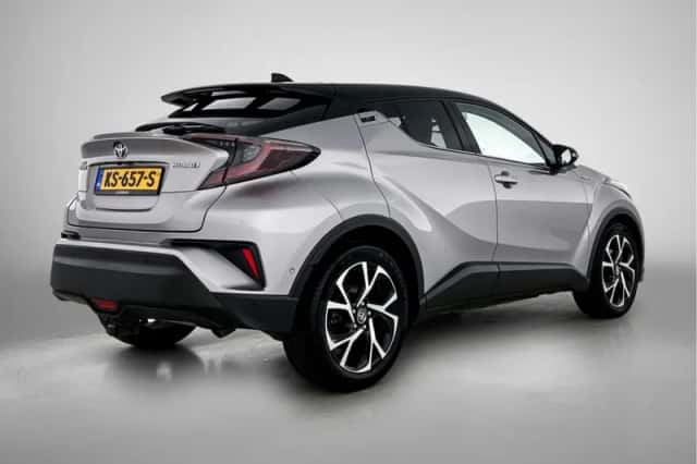 Toyota C-HR (2016) thumbnail 2