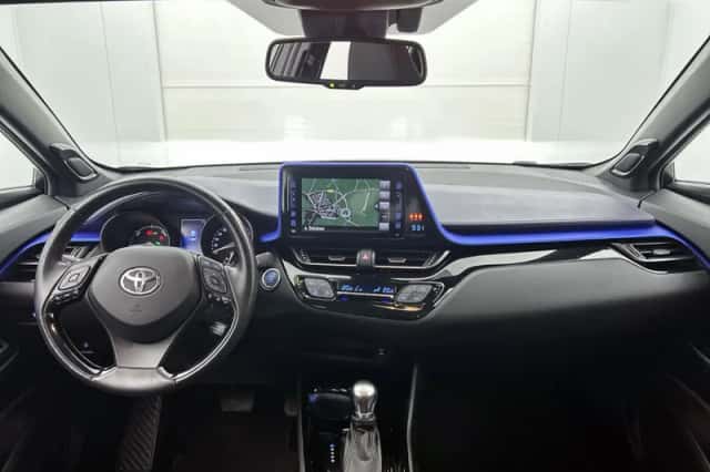 Toyota C-HR (2016) thumbnail 4