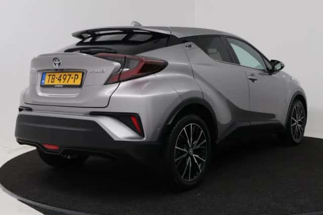Toyota C-HR (2018) thumbnail 2