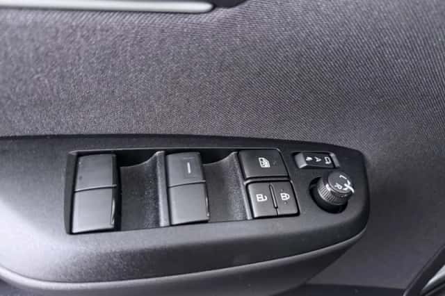 Toyota Yaris Cross (2024) thumbnail 4