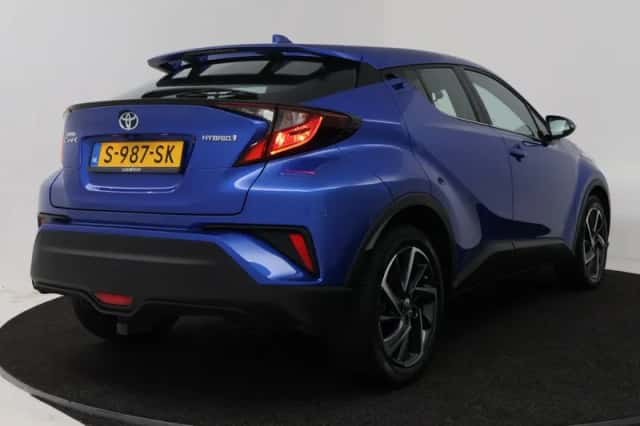 Toyota C-HR (2023) thumbnail 2