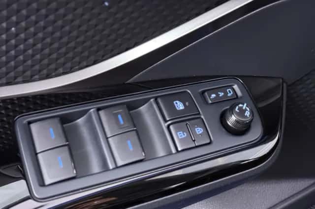 Toyota C-HR (2023) thumbnail 4
