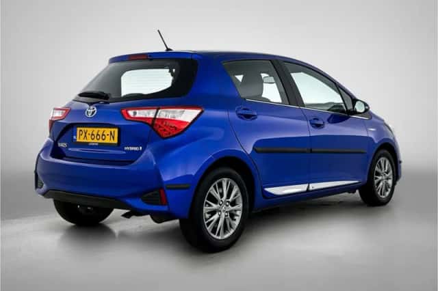 Toyota Yaris (2017) thumbnail 2