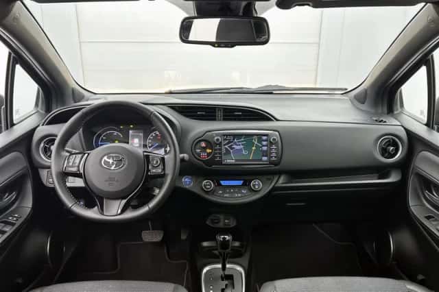 Toyota Yaris (2017) thumbnail 4