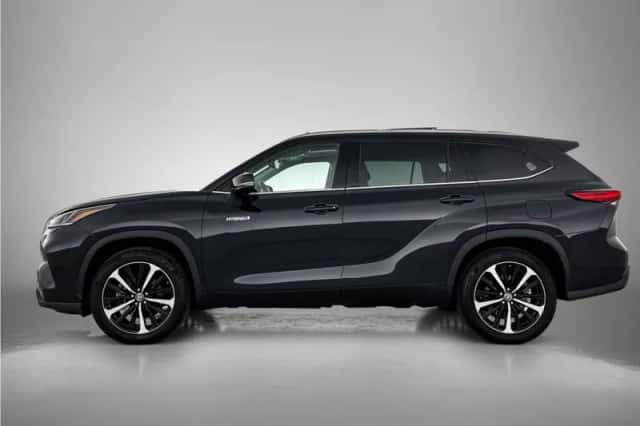 Toyota Highlander (2021) thumbnail 3