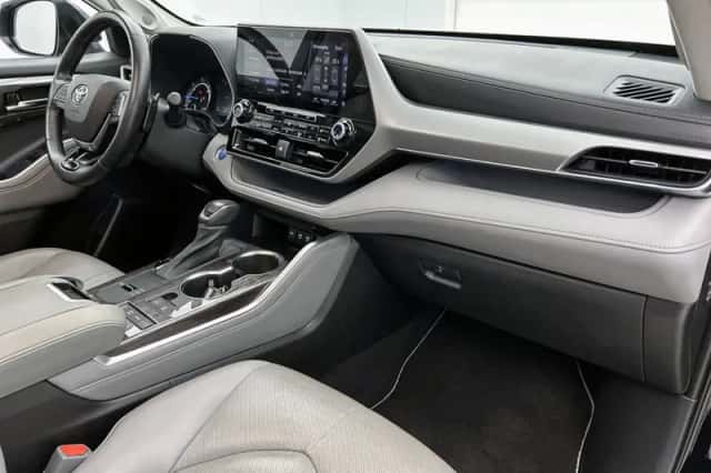 Toyota Highlander (2021) thumbnail 5