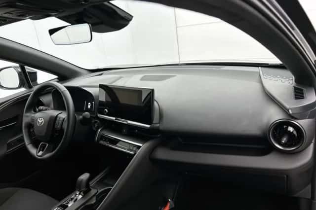 Toyota C-HR (2025) thumbnail 6