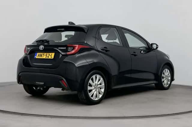Toyota Yaris (2022) thumbnail 2