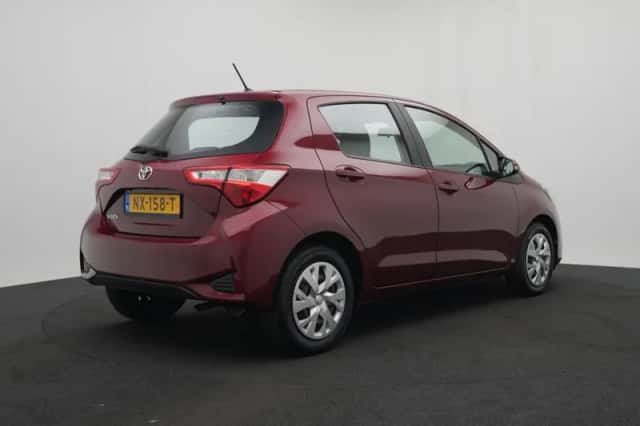 Toyota Yaris (2017) thumbnail 2