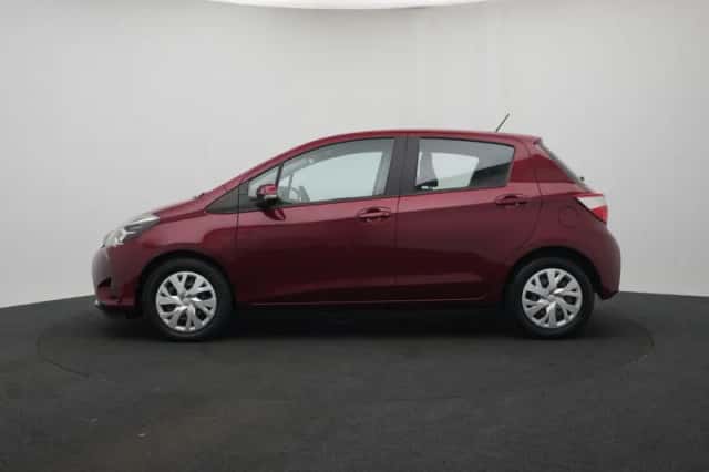 Toyota Yaris (2017) thumbnail 3