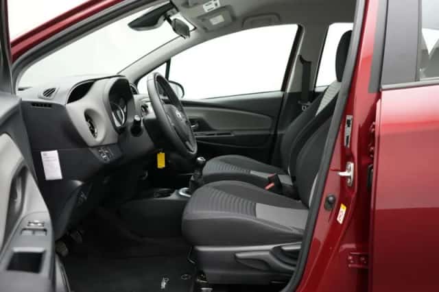 Toyota Yaris (2017) thumbnail 6