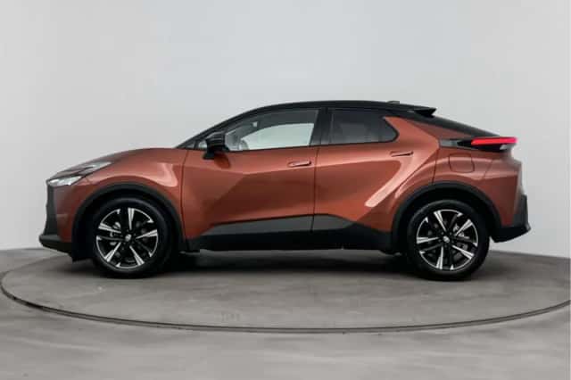 Toyota C-HR (2026) thumbnail 2