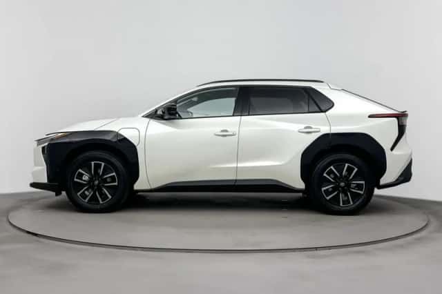 Toyota bZ4X (2026) thumbnail 3