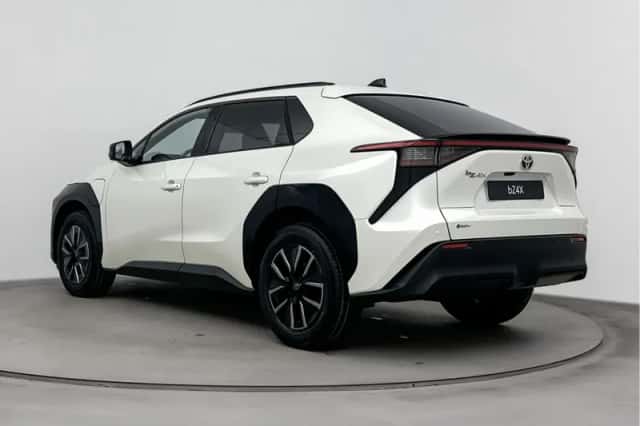 Toyota bZ4X (2026) thumbnail 5