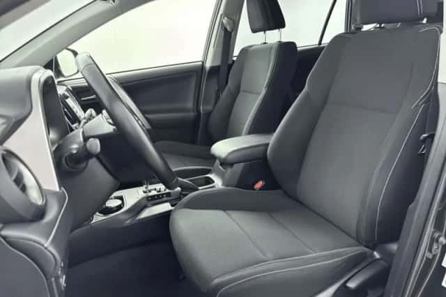 Toyota RAV4 (2016) thumbnail 4
