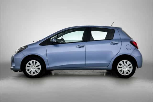 Toyota Yaris (2015) thumbnail 3