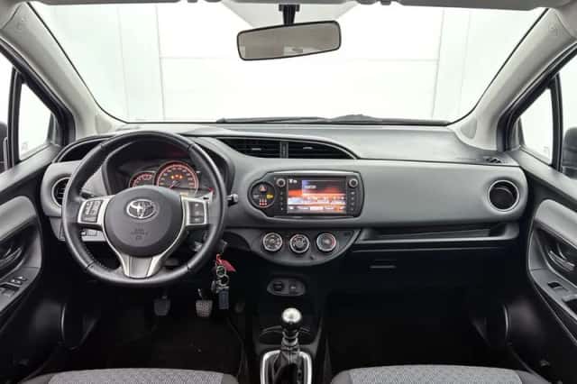 Toyota Yaris (2015) thumbnail 5