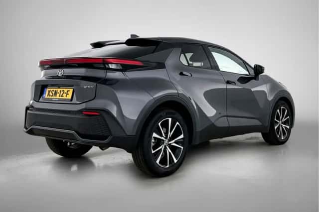 Toyota C-HR (2024) thumbnail 2