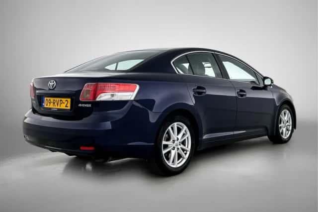 Toyota Avensis (2011) thumbnail 2