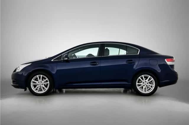 Toyota Avensis (2011) thumbnail 3