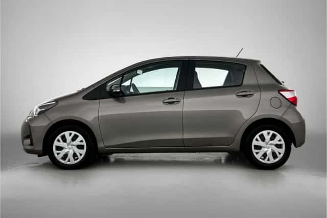 Toyota Yaris (2017) thumbnail 3