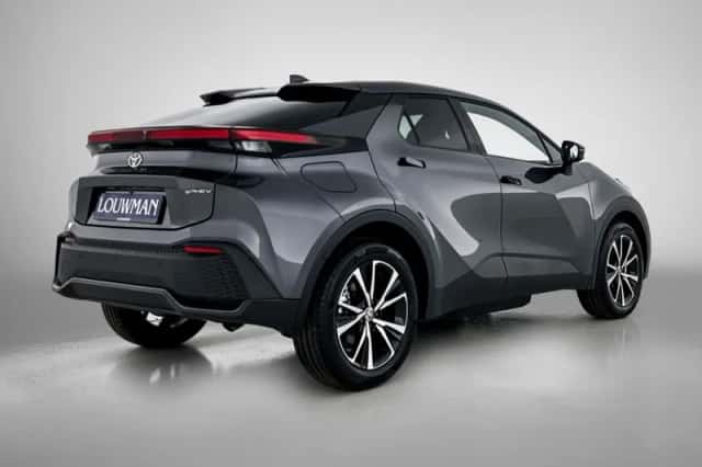 Toyota C-HR (2025) thumbnail 2