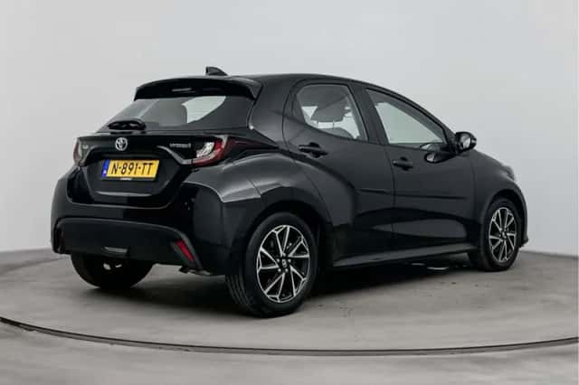 Toyota Yaris (2021) thumbnail 2