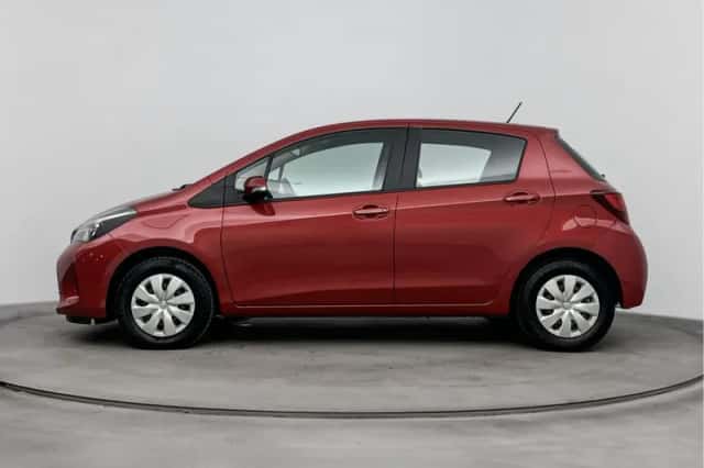 Toyota Yaris (2016) thumbnail 3