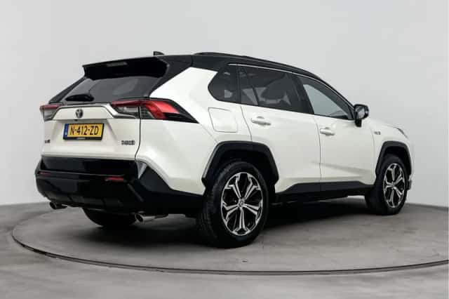 Toyota RAV4 (2022) thumbnail 2