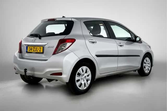 Toyota Yaris (2013) thumbnail 2