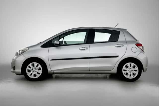 Toyota Yaris (2013) thumbnail 3