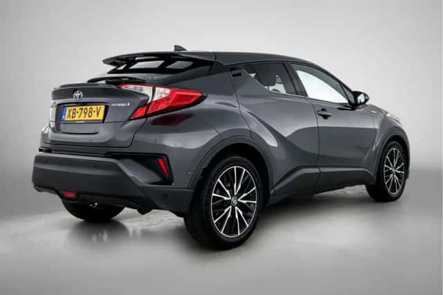 Toyota C-HR (2018) thumbnail 2
