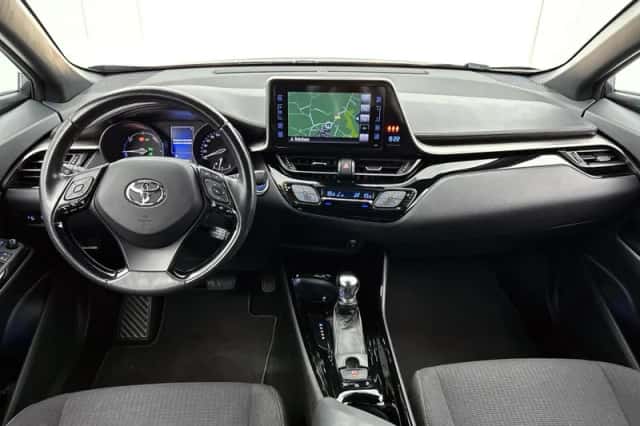 Toyota C-HR (2018) thumbnail 4