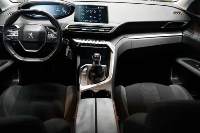 Peugeot 3008 (2018) thumbnail 2