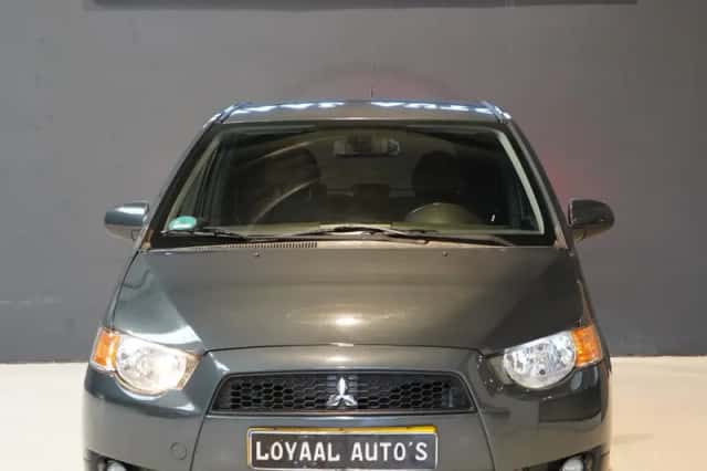 Mitsubishi Colt (2010) thumbnail 3